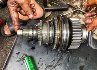 Używane części do samochodu. Jakie podzespoły opłaca się kupować z drugiej ręki, kiedy sięgnąć po zamiennik, a kiedy kupić oryginał? Używane części do samochodu