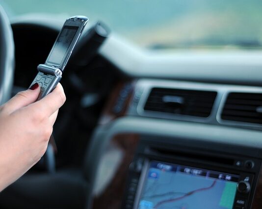 Czy można dostać mandat za brak oświetlenia tablicy rejestracyjnej?