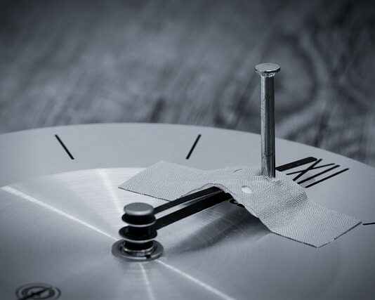 Jak przykleić nowe płytki na stare?