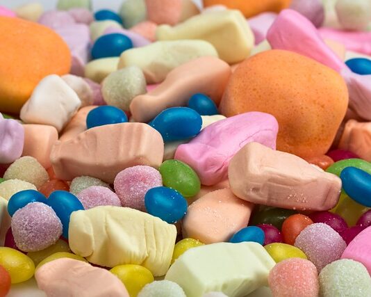 Ile pianki wokół okna?