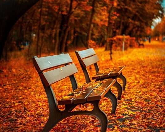 Jak powinno się siedzieć na kanapie?