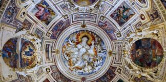 Jak ukryć kabel na suficie?