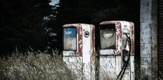 Ile pali laguna 1 8 benzyna?