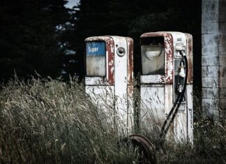 Ile pali laguna 1 8 benzyna?