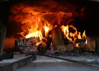 Czy można palić mokrym drewnem w piecu?