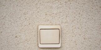 Czy włącznik schodowy różni się od zwykłego?