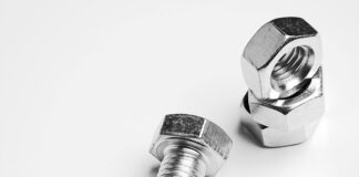 Czy wyciągać Kliny po montażu drzwi?