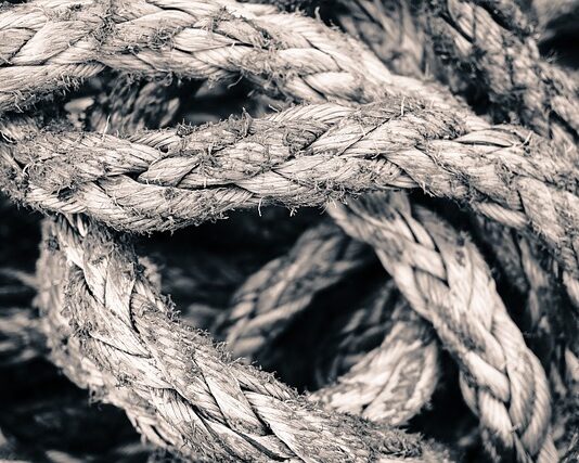 Z jaką siłą dokręcać śruby w rozdzielnicy?