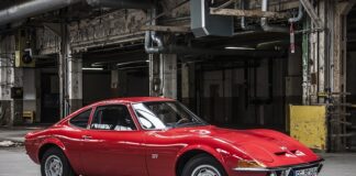 Ile świateł cofania ma opel astra j?