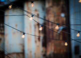 Jak przeciągnąć kabel przez peszel bez pilota?