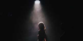 Czy można wyczyścić reflektor od środka?