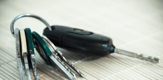 Ile lumenów przed garażem?