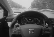 Czy tempomat sam hamuje?